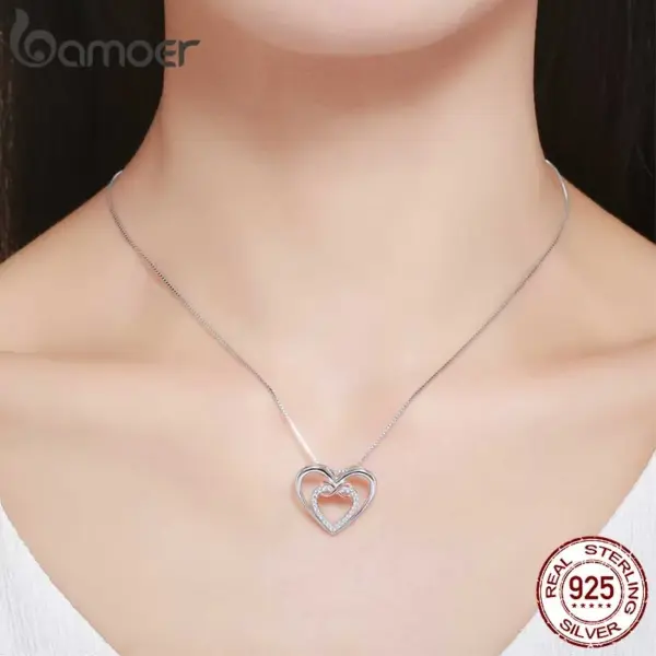 0916e7963c66b02dd3b4dee9 Colar com Pingente Coração Delicado