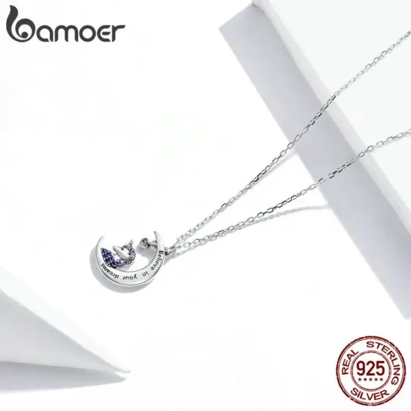 24ef9564bd326c246b9a77e7 Colar com Pingente Pônei Luar