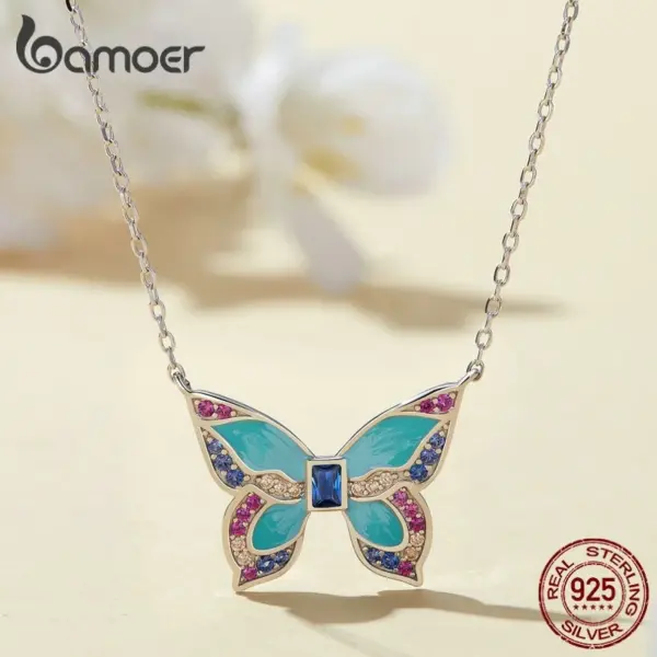 2d7a1fc87fe9eada3cd6c246 Colar Borboleta