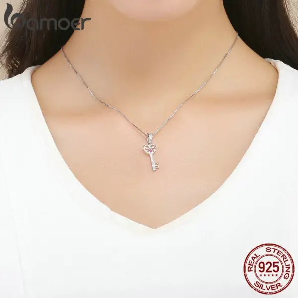 369bb91fb538fe2057d9f785 Berloque Chave da Felicidade