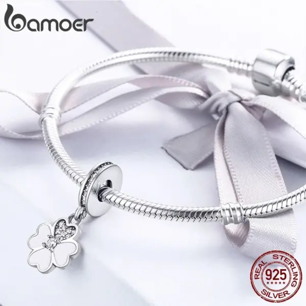5213c83b372c1b94735e0df3 Berloque com Argola Trevo do Amor