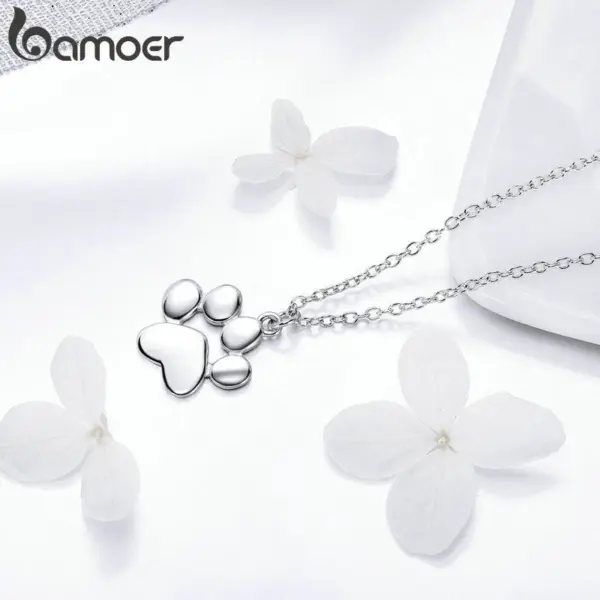 5f55290c3c4776b70e9328b8 Colar com Pingente Pata de Pet