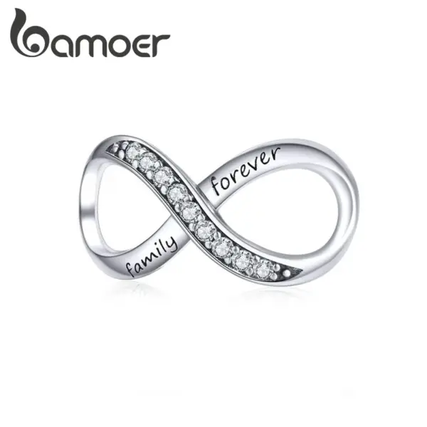674dbde3091e03062de33c8a Bracelete com Berloques Charme