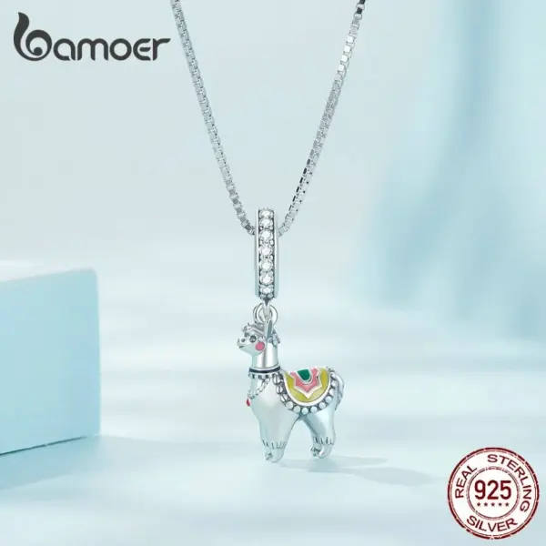 75f4f7cbb3cecb7a3027b8d1 Colar com Pingente Alpaca