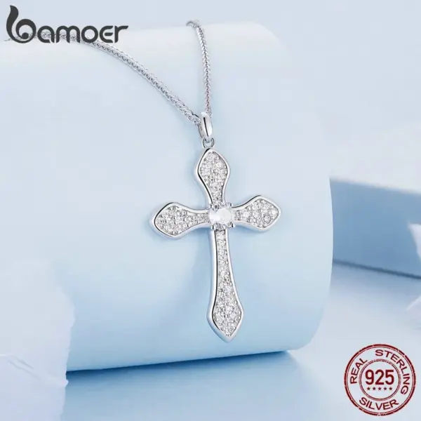 842afd3e4a4e83ea50564a25 Colar com Pingente Cruz de Zirconita