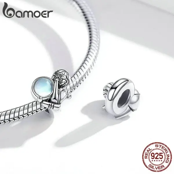 9348e93fb9cf53c29066f977 Berloque Caminhada Espacial