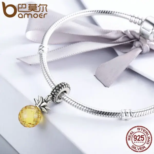a836870a003cffb7b2e42d59 Berloque com Argola Abacaxi