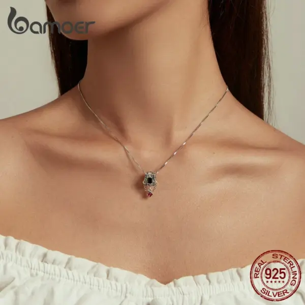 Colar com Pingente Flor-de-lis