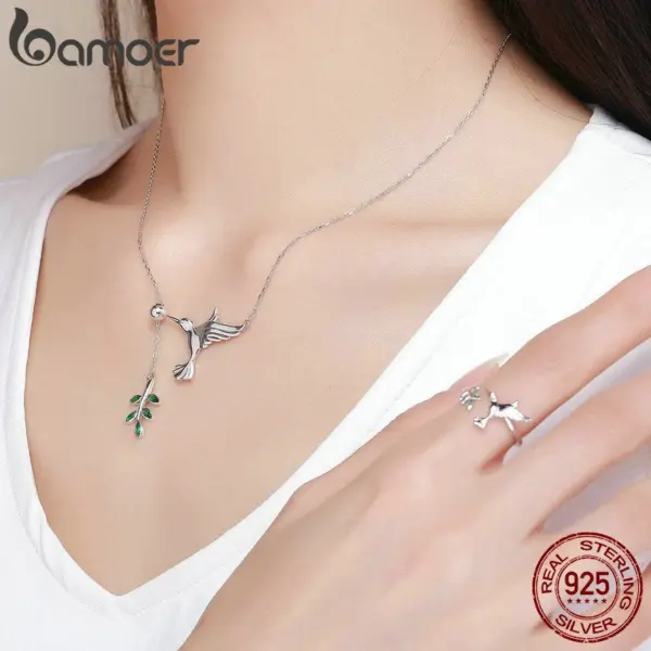 b77f67e297f7c13fc467781e Colar com pingente de Beija-flor