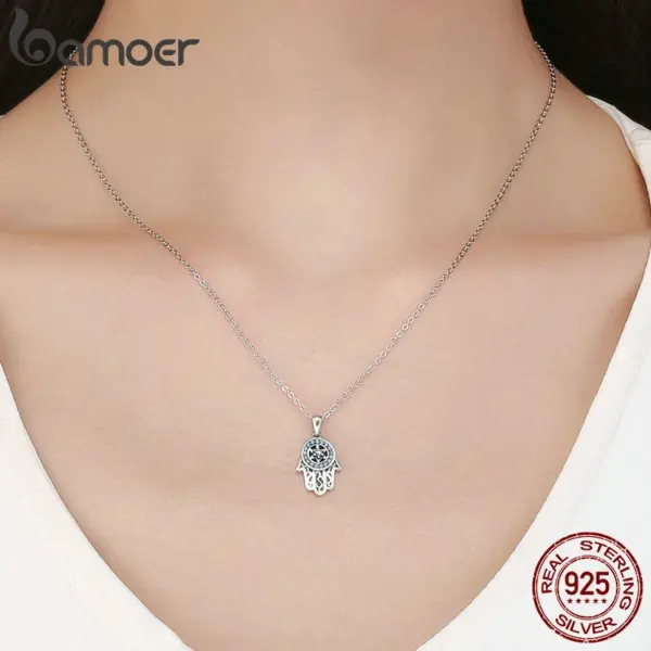 bc4411e7278aaead68a0fc9d Colar com Pingente Mãos de Fátima