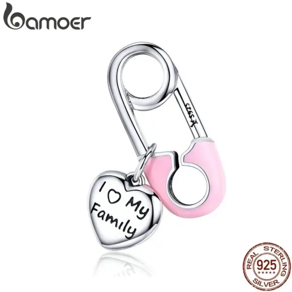 d12c21b70bd9e8df27a3b833 Berloque Alfinete Amor de Família