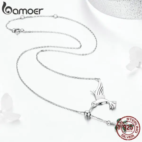 da2cb72a7dceea960f6ead70 Colar com pingente de Beija-flor