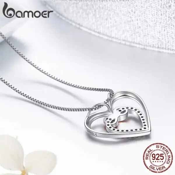 e903e352f1bc8de36d6626ee Colar com Pingente Coração Delicado