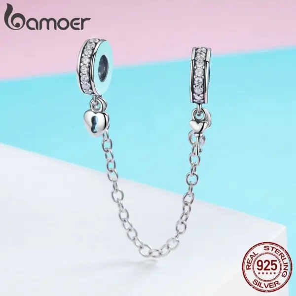 f09881c1873478e8ca214df6 Berloque com Corrente de Segurança Único Amor